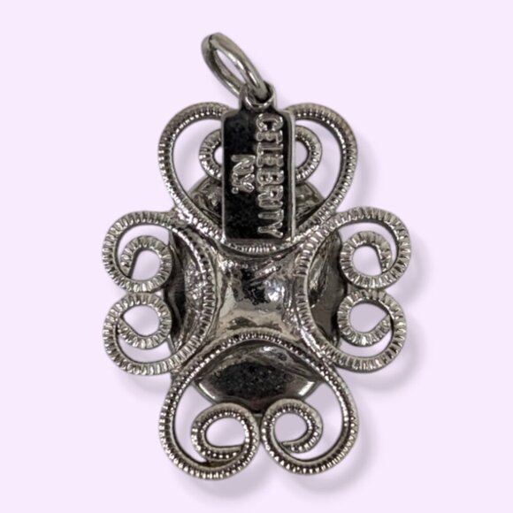 (2/$20) Vintage Celebrity NY Pendant - Picture 3 of 5